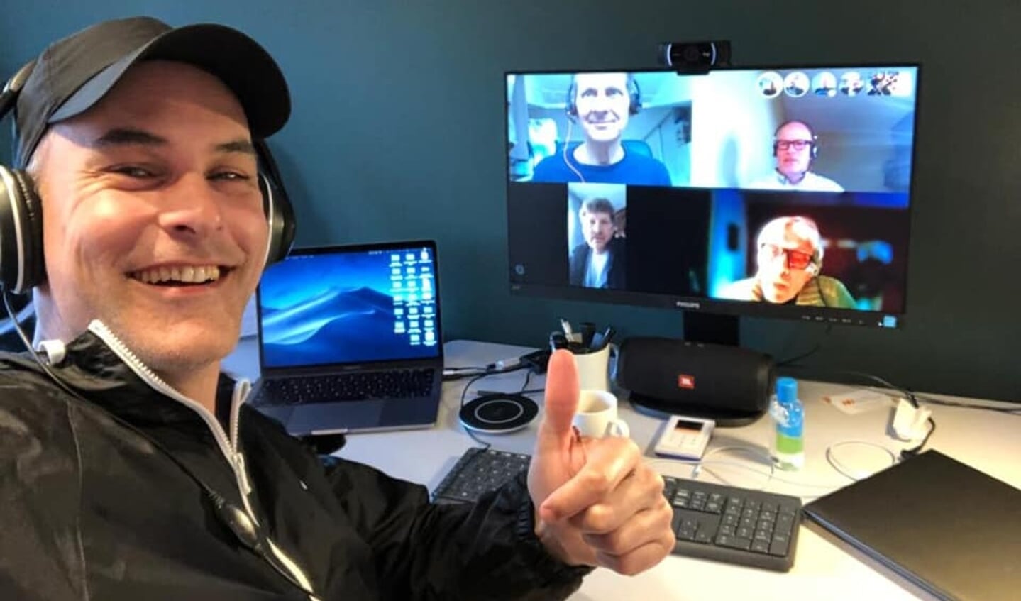 Bezoeker Bjorn Janssen samen de mannegroep samen tijdens een skype sessie. 