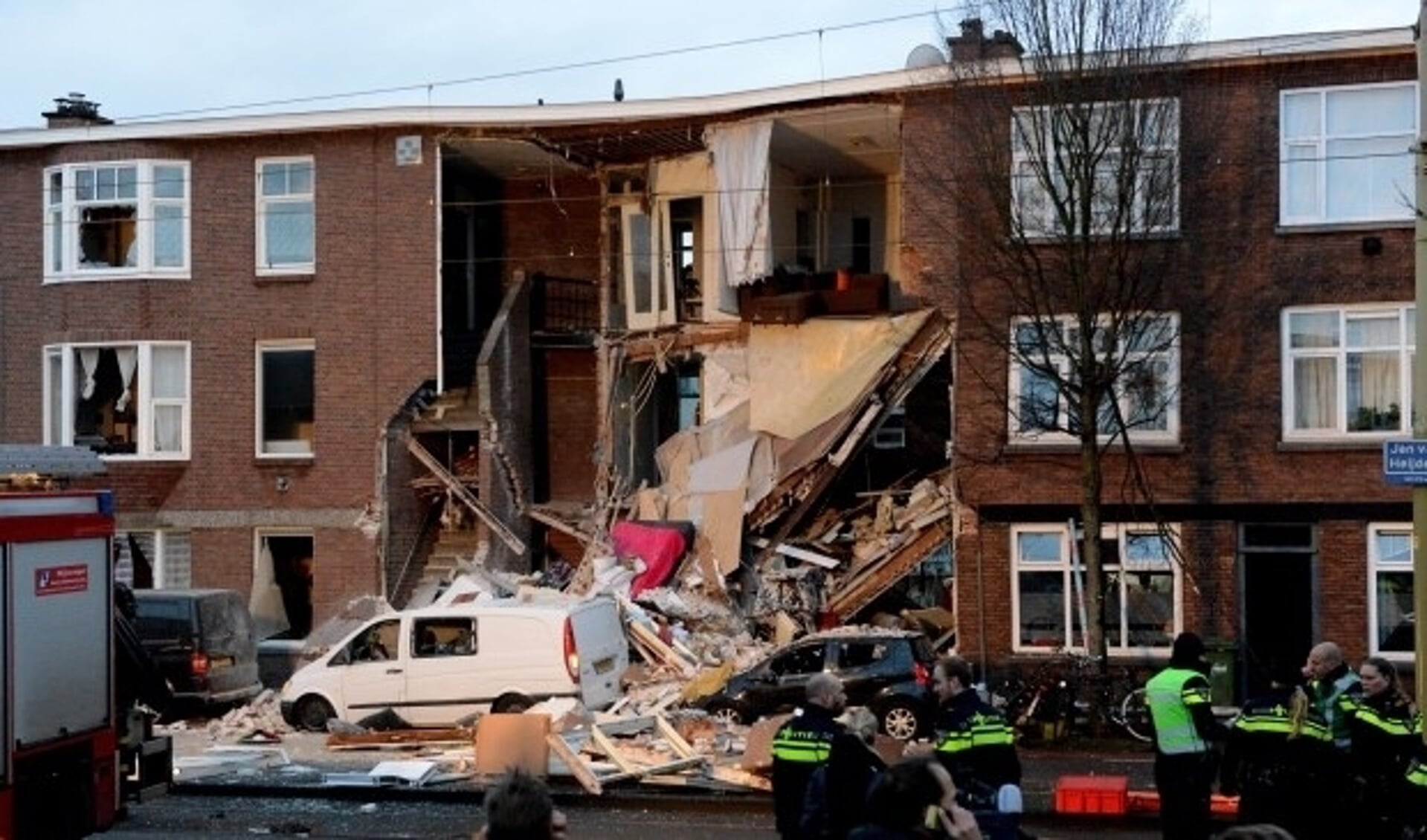 Bij de explosie in de Jan van der Heijdenstraat werd de complete voorgevel weggeblazen. 