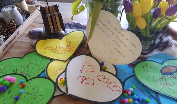 Prachtige ingeleverde knutselwerkjes van kinderen voor de bewoners van Swaensborch.