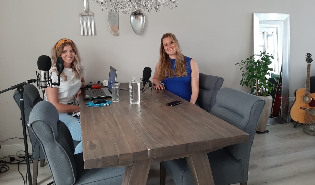 Mandy en Kim nemen hun podcast op aan de eettafel van Mandy.