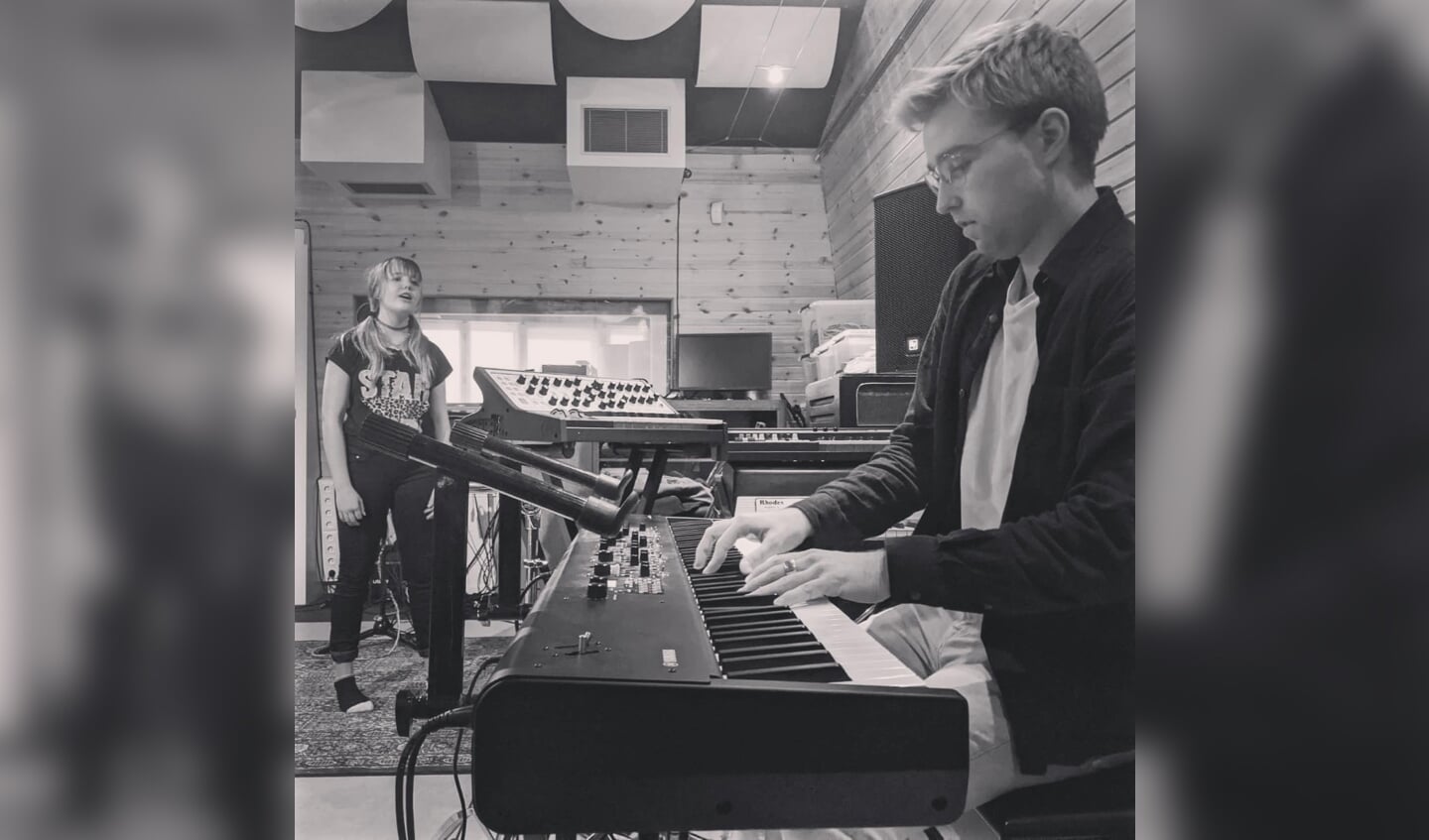 Joey en Feej tijdens de opnames in de studio.