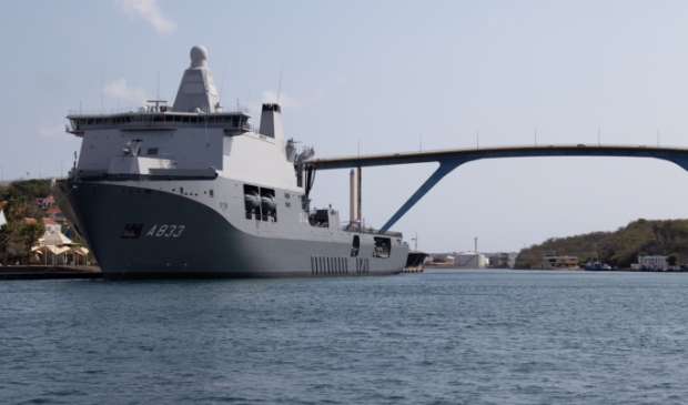 Zr.Ms. Karel Doorman afgemeerd in Willemstad.