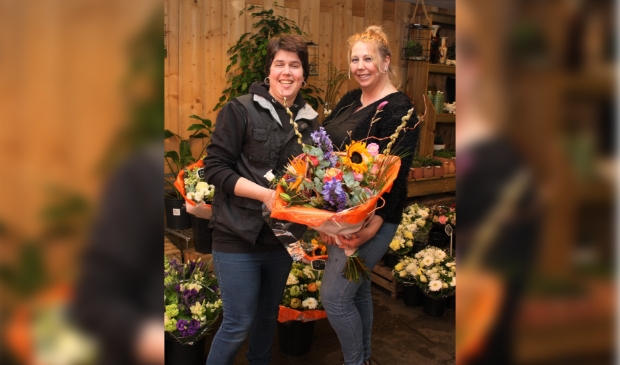 Nathalie (links) en Corinne (rechts) leverden bloemen aan de bewoners van Westerhout.