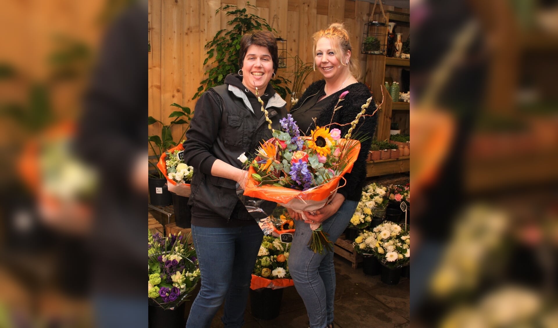 Nathalie (links) en Corinne (rechts) leverden bloemen aan de bewoners van Westerhout.