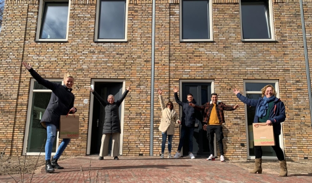 Op gepaste afstand nemen de dames Ouwehand en Wessels (met kinderen) de sleutels in ontvangt.