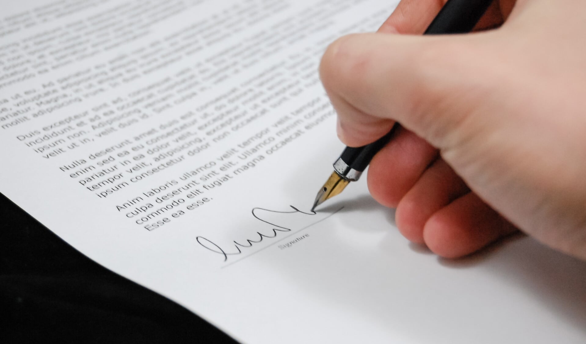 Spoedwet maakt tekenen akte bij notaris mogelijk.