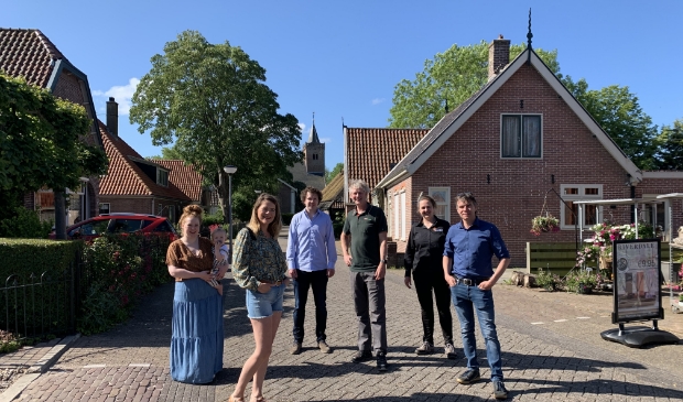 Het bestuur van de winkeliersvereniging Harenkarspel. Brechtje de Nijs ((houdt baby Scottie vast), Afke Bleeker, Pieter Nota, Bart Pronk, Marina Spaansen en Henri Heman