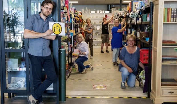Helemaal vooraan Entenie Kleerekoper. Hij en de vrijwilligers in de winkel zijn er weer helemaal klaar voor.