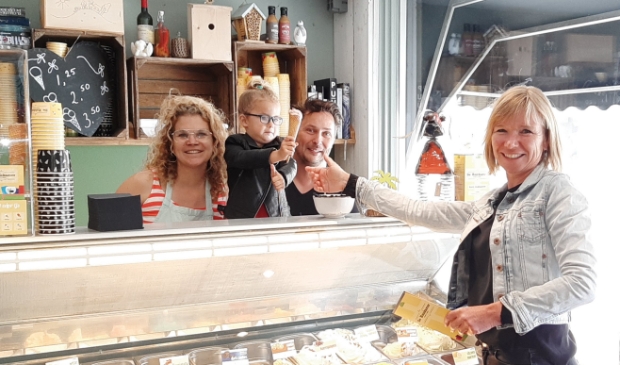 Astrid Mannes van RSWP bij Arno en Renate van De Huiskamer in Wormer. De Huiskamer sponsort de ijsactie, omdat ook zij vinden dat kinderen en jongeren dat verdienen.