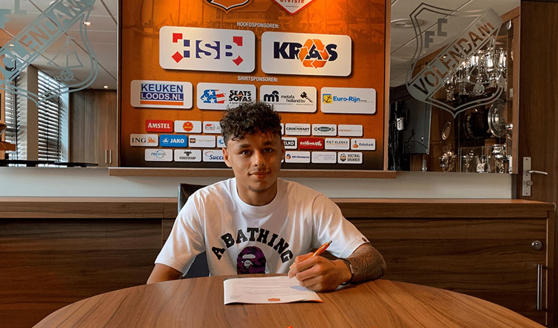 Dean James tekent zijn eerste contract bij FC Volendam.