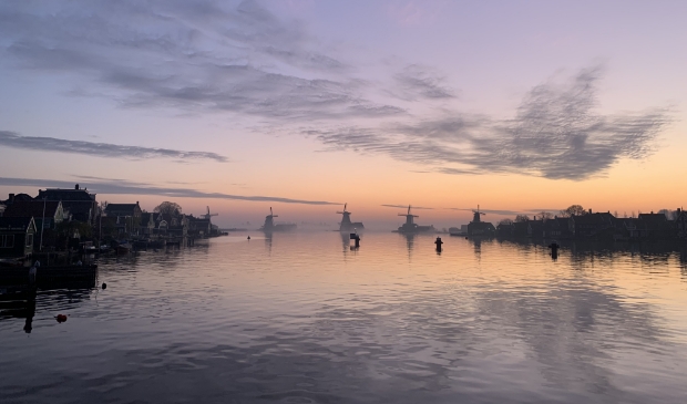 Is het in de nieuwe anderhalve meter samenleving nog mogelijk om met zoveel mensen over de smalle dijken van de Zaanse schans te lopen?