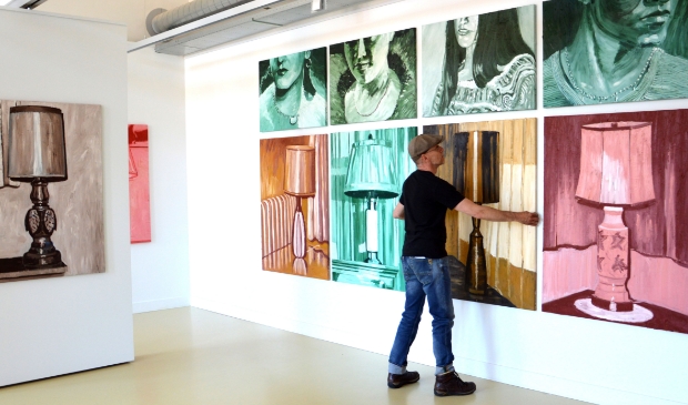 Hein Vandervoort richt zijn tentoonstelling in.