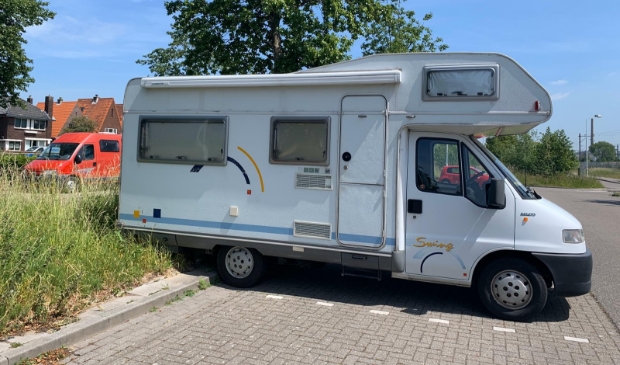 Campers op een parkeerplaats nabij treinstation. Ook te gebruiken tijdens een dagje uit in de regio.