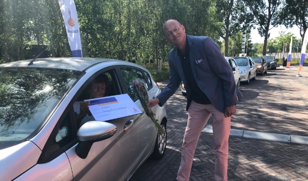 Jan Klaver, directeur Particulieren en Private Banking reikt een cheque uit aan de Rock aan Roll Street in Akersloot.