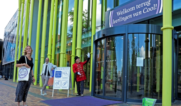 Vlnr. Tina Drijver-Buis, Joris Kühne en portier Erik heten de leerlingen van Cool van harte welkom terug.