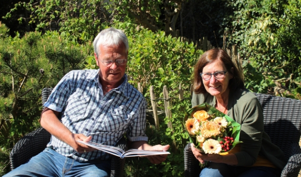 Peter en Marry Kool hebben de primeur: als eerste bekijken zij het nieuwe jaarboek.