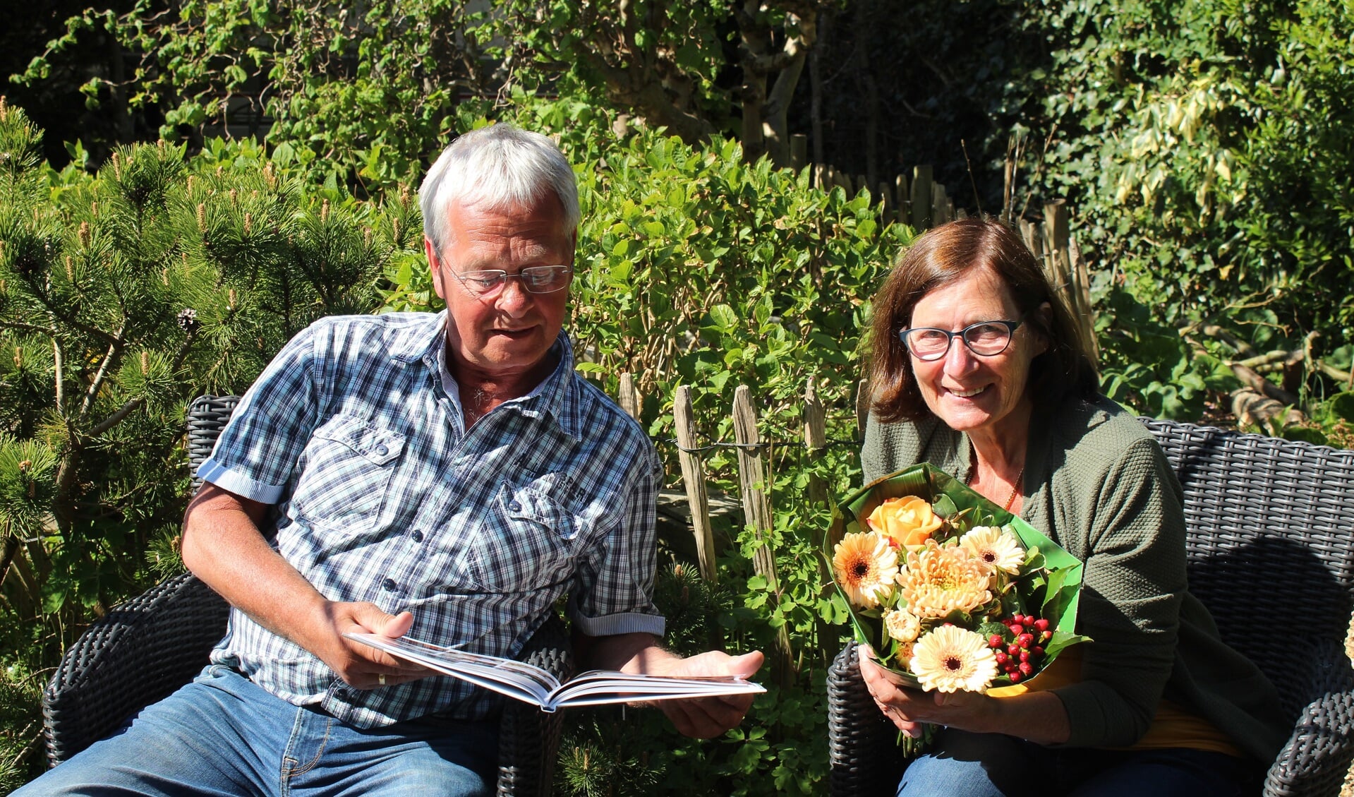 Peter en Marry Kool hebben de primeur: als eerste bekijken zij het nieuwe jaarboek.