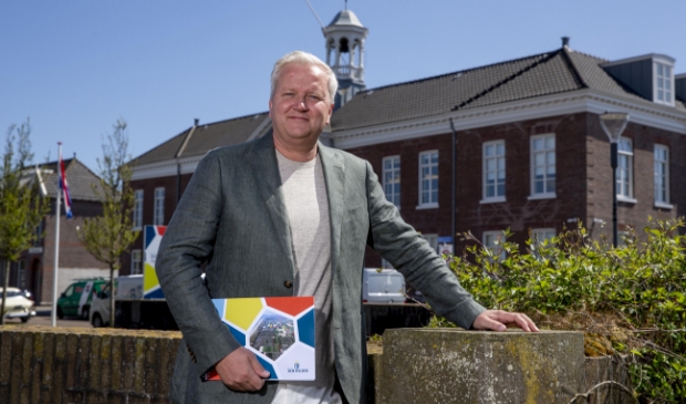 Kees Visser, wethouder financiën, met de nieuwe Kadernota.