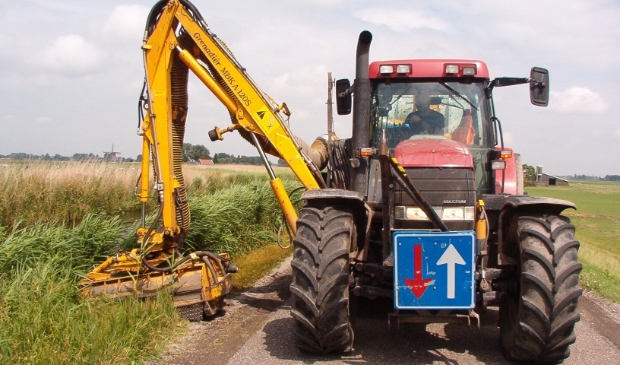 Wegbermen worden gemaaid met oog op de verkeersveiligheid.