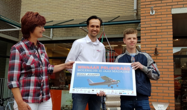 Linda van de Berg en Brian Wals overhandigen namens het winkelcentrum de prijs aan Dennis Bouwers (foto: PR)