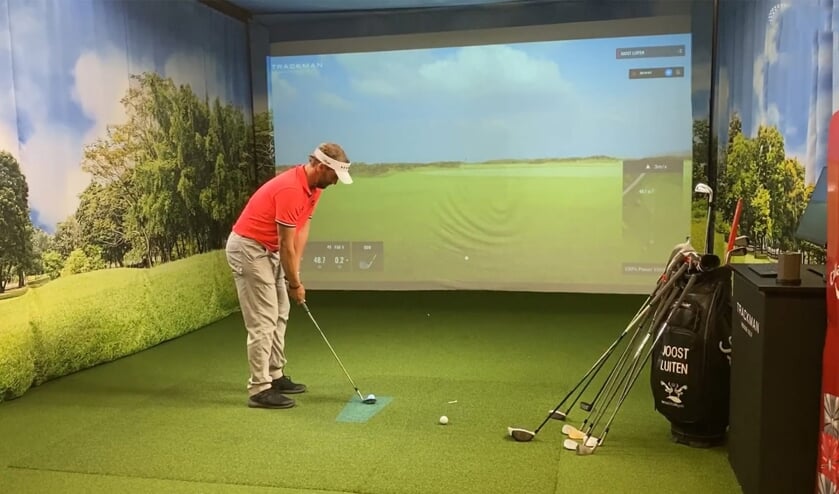 Joost Luiten in actie op de simulator tijdens de BMW Indoor Invitational. Luiten scoorde uitstekend op de Old Course.
