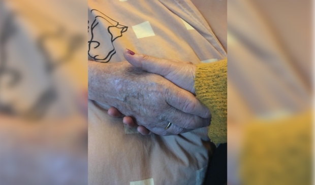 Vader en dochter houden elkaars hand vast. Dit is niet meer gebeurd sinds 20 maart.