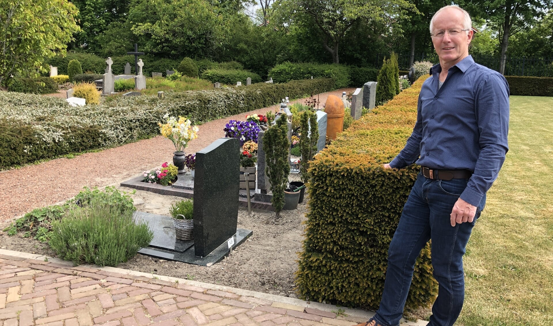 Theo Wever is blij dat hij met de vrijwilligersgroep het groen van de begraafplaats kan onderhouden (foto: Uitvaartvereniging Sint Paulus Waarland).