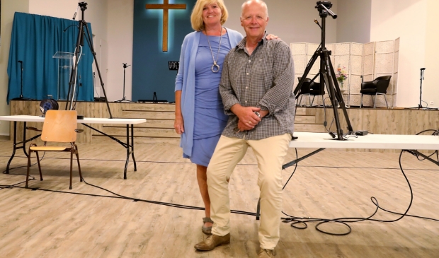 Machiel Jonker en zijn vrouw Yvonne bereiden de online diensten van pinkstergemeente Sjaloom voor.