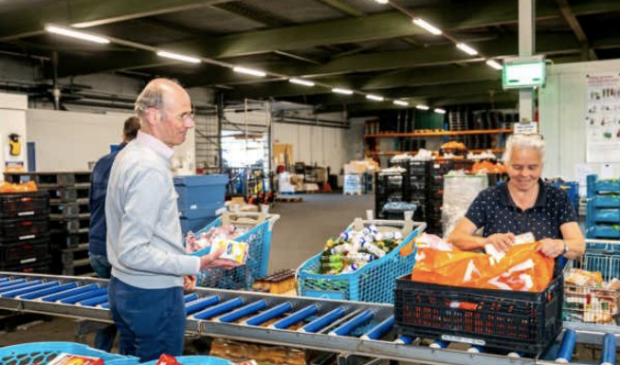 Vrijwilligers maken pakketten klaar.