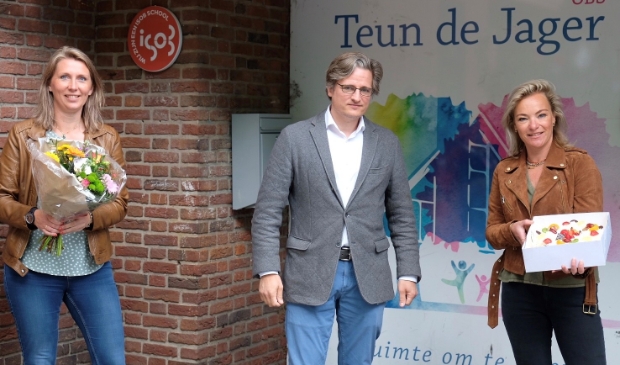 Wethouder Antoine Tromp (gemeente Bergen overhandigde op donderdag 14 mei, taart en bloemen aan Ester de Glas en Marta van Alphen van de Teun de Jager school in Schoorl. Net als alle basisscholen en kinderopvanglocaties in Bergen, ontvingen zij de taart en de bloemen van gemeente Bergen. Als gebaar van dank en waardering. Vanwege de bijzondere en flexibele inzet van docenten en kinderopvangmedewerkers tijdens de coronasituatie. De Teun de Jager school staat hiermee dubbel in de belangstellig vanwege het 20-jarige bestaan van de school dit jaar.