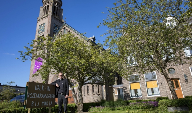 <p>Pastor Ignas Tilma bij de Heilig Hart-kerk in Heerhugowaard-Noord, die woensdag 25 november rood aangelicht zal worden.</p>