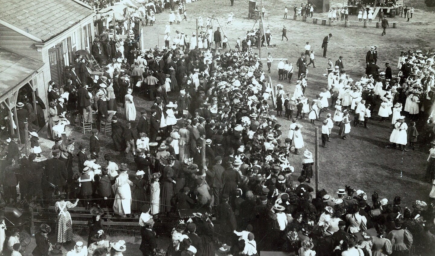 Feest in 1897 tijdens Pinksteren op de Burcht . Links de 'nieuwe' stadsherberg.  