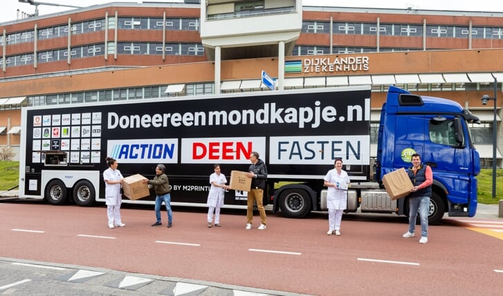 Het Dijklander Ziekenhuis mocht voor de derde keer een vrachtwagenlading mondkapjes ontvangen.
