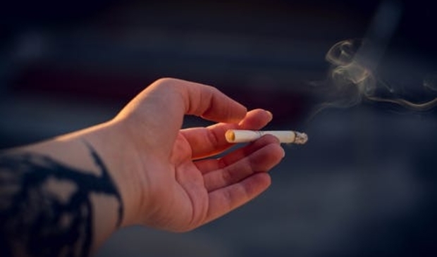 Rokers zijn minder aantrekkelijk voor jongeren om het bed mee te delen.