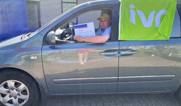 Pieter Hermans van IVN West-Friesland met cheque ter waarde van 1250 euro.