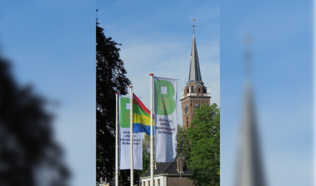 De nieuwe vlaggen in de voortuin verwelkomen de bezoekers.