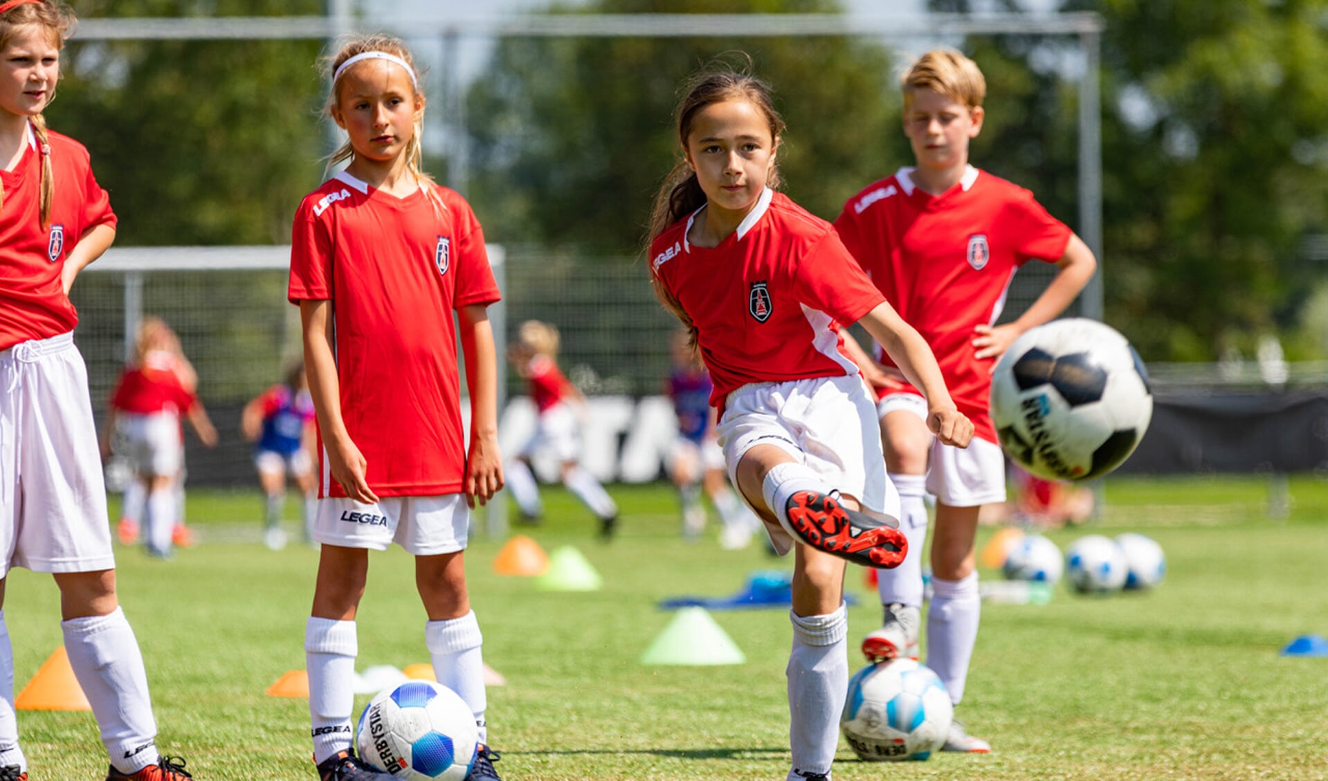 Meiden kunnen weer starten met voetballen tijdens Soccer Camps.