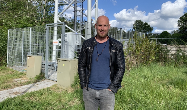 Zaandijker Nikai de Best aan de voet van een zendmast in zijn eigen gemeente.