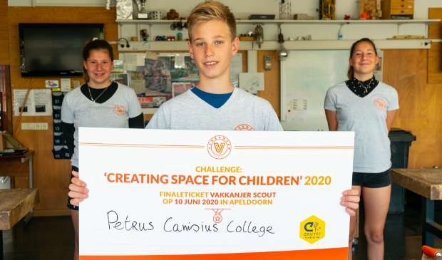 Leerlingen Eef, Saar, Jesse en Stijn van het Petrus Canisius College uit Alkmaar krijgen finaleticket overhandigd.