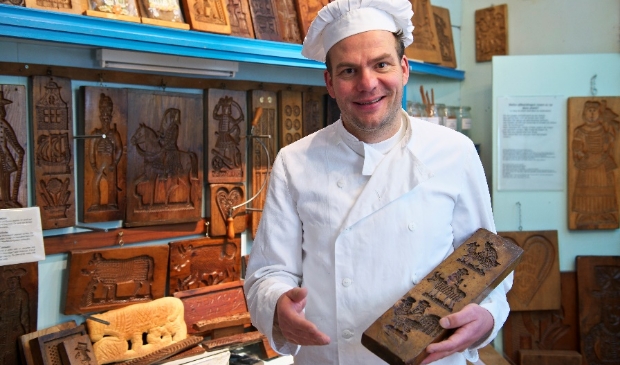 Jacco Spil legt uit over de historie van de bakkerij.