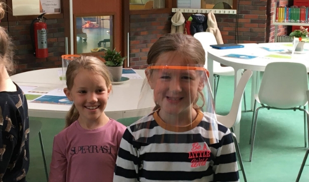 Leerlingen Saar (l) en Alessia. Alessia heeft het spatmasker aan haar tante gegeven. Zij is tandarts en was er erg blij mee.