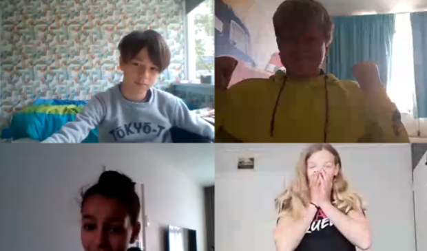 Esteban, Desley, Nada en Melissa uit groep 8 van basisschool De Plataan.