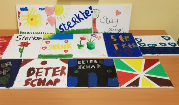 Een serie kunstwerken gemaakt door jongeren van de Horizon voor de bewoners van woonzorgcentrum De Santmark.