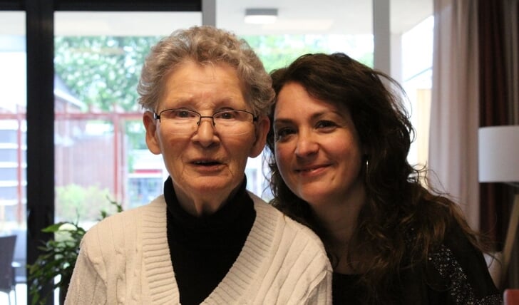 Annelies Zeijlemaker en moeder Swagerman missen de nabijheid van elkaar. Foto vorig jaar genomen.
