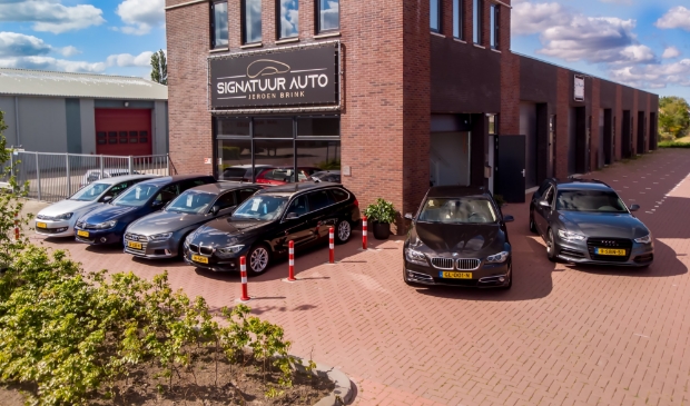 De prachtige locatie van Signatuur Auto Jeroen Brink in Nibbixwoud.