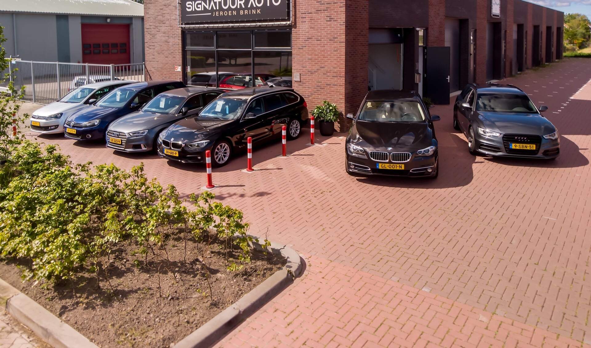 De prachtige locatie van Signatuur Auto Jeroen Brink in Nibbixwoud.