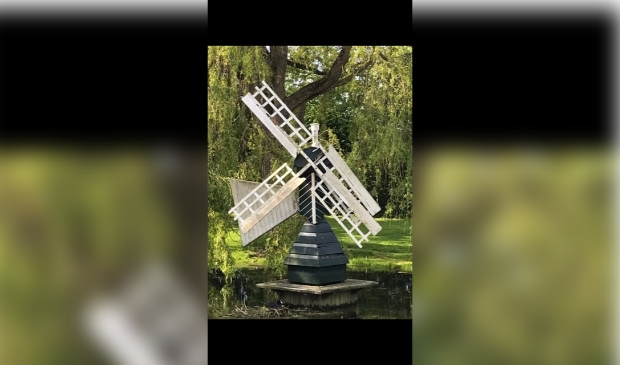 De molen hier nog ernstig beschadigd.