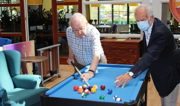 De heer Broekhuijsen (l) speelt en potje pool met Frits Weel van Gouden Dagen Heerhugowaard.