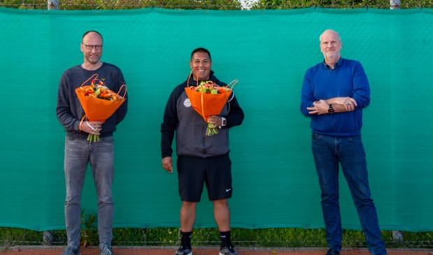 Dan Schelhaas van tennisschool Torres wordt geflankeerd door Jan Ibo Steunenberg en Carlos Draper van TVJ.