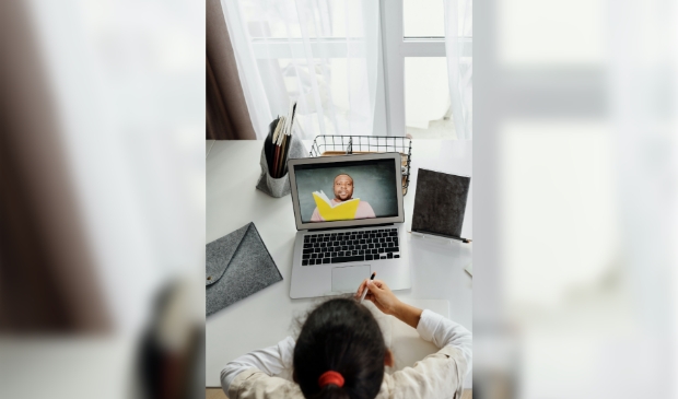 Voorganger leest 'online' voor aan jonge kerkganger.